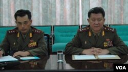 23일 북한 평양에서 미군 예비역 해군 중령 토머스 허드너 씨와의 회의에 참석한 북한군 장교들. 이들은 미국 국방부와 공동으로 한국전쟁에서 전사한 미군 유해 발굴 작업을 재개하고 싶다는 입장을 밝혔다.