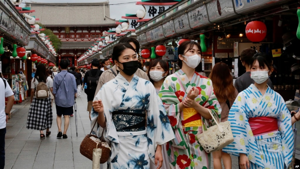 日本东京一条购物街上身穿传统和服的日本姑娘。（2021年8月13日）(photo:VOA)