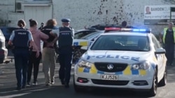 Polisi menahan seorang pria setelah insiden penikaman di supermarket Countdown, di Dunedin, Selandia Baru, 10 Mei 2021 dalam tangkapan layar yang diambil dari sebuah video. (Otago Daily Times via REUTERS)