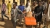 مجروحان و اجساد قربانیان انفجار به بیمارستان حمل می شود. کانو، نیجریه. ۲۸ نوامبر۲۰۱۴