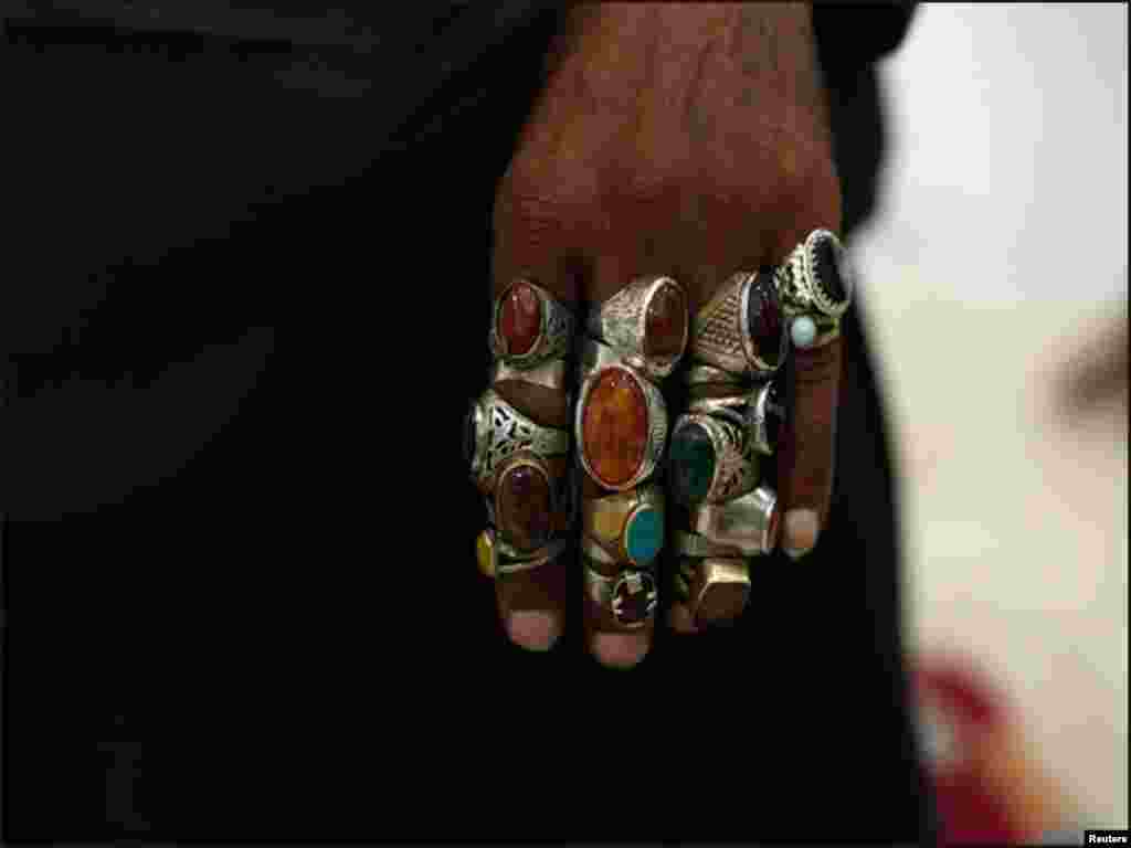 مزار پر موجود ایک عقیدت مند اپنے ہاتھ میں مختلف رنگوں اور پتھروں والی انگوٹھیاں پہنے ہوئے ہے