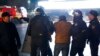 警察在阿拉木图拘捕一名抗议者。 (2022年1月5日)