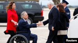 El gobernador de Texas, Greg Abbott (izq.), saluda al vicepresidente Mike Pence a su llegada a la Base Randolph de la Fuerza Aérea en San Antonio, Texas, Nov. 8, 2017.