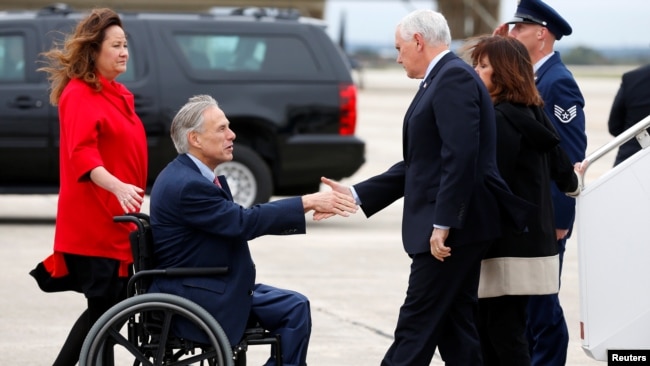 El gobernador de Texas, Greg Abbott (izq.), saluda al vicepresidente Mike Pence a su llegada a la Base Randolph de la Fuerza Aérea en San Antonio, Texas, Nov. 8, 2017.