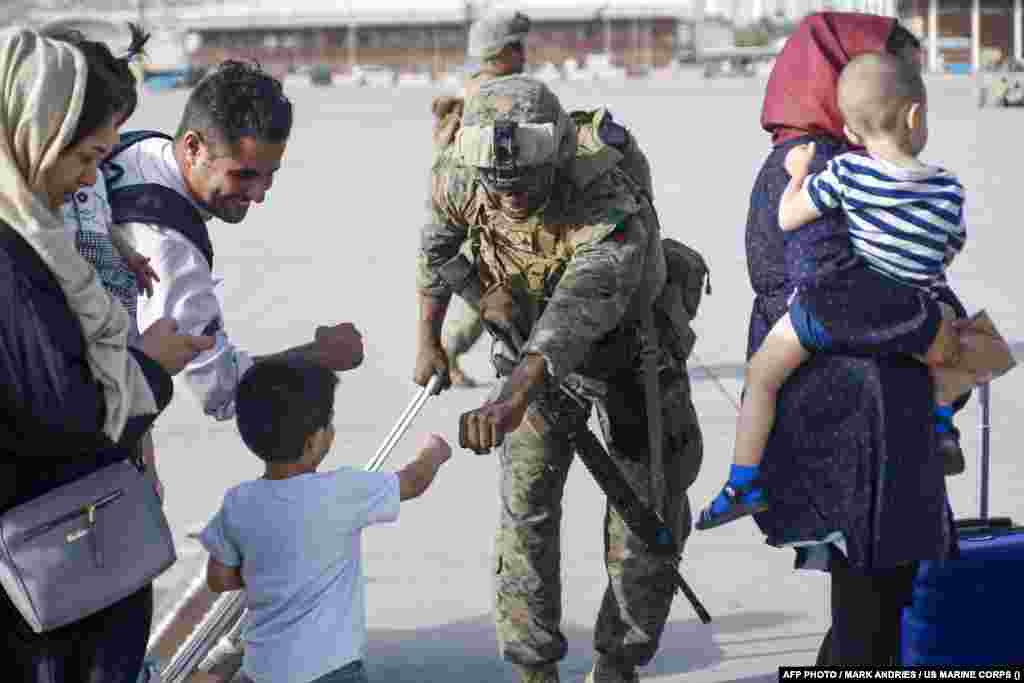 افغان باشندوں کے کابل سے انخلا کے لیے امریکہ کے ہزاروں فوجی کابل ایئرپورٹ کے اندرونی احاطے میں سیکیورٹی کی خدمات انجام دے رہے ہیں۔
