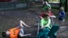 Gabe Griffin, 10 tuổi (áo xanh, ở giữa), một bệnh nhân loạn dưỡng cơ ở bang Alabama, đang chơi với các anh em (ảnh tư liệu ngày 5/6/2015).