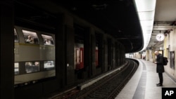 Un homme attend un train sur une plate-forme de la gare centrale à Bruxelles, Belgique, 23 mars 2016.