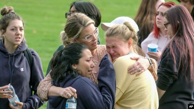 发生枪击惨案的加州圣塔克拉利塔索格斯高中的学生等待与家长团聚。(2019年11月14日)