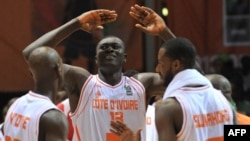 Frejus Zerbo célèbre la victoire de son équipe contre le Cameroun lors de l'Afrobasket, Abidjan, le 28 aout 2013