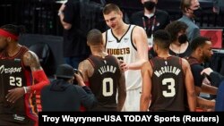 Nikola Jokić i Demijan Lilard posle šeste utakmice serije Denver - Portland u prvoj rundi NBA plej-ofa (Foto: Reuters/Troy Wayrynen-USA TODAY Sports)