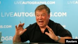 El actor William Shatner habla en una sesión de autógrafos en Culver City, California, el 13 de agosto de 2008. 