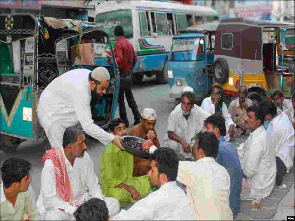 کئی مخیر افراد کراچی کی سڑکوں پر روزہ افطاری کا اہتمام کرتے ہیں