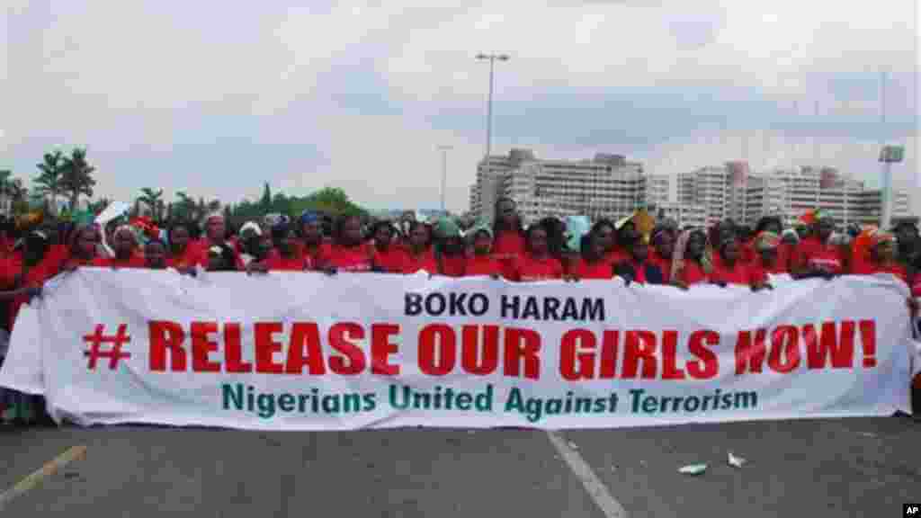 Le groupe des Nigérians Unis contre le terrorisme assiste à une manifestation appelant le gouvernement à sauver les jeunes filles enlevées de l&#39;école secondaire de gouvernement dans Chibok, à Abuja, au Nigeria, lundi 26 mai 2014, photo. (AP Photo / Gbenga Olamikan) 