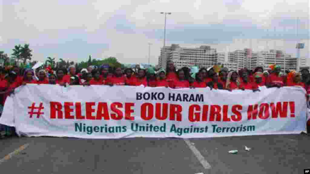 Dalam foto bertanggal 26 Mei 2014, Kelompok Nigerians United Against Terrorism menghadiri demonstrasi yang menuntut pemerintah menyelamatkan siswi-siswi yang diculik dari SMP Negeri di Chibok, di Abuja, Nigeria. (AP/Gbenga Olamikan)