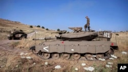 Seorang tentara Israel di atas tanknya di dekat Quneitra di Dataran Tinggi Golan, dekat perbatasan dengan Suriah (foto: dok). Konflik Suriah mendekat ke Israel setelah terjadi pertempuran di Golan, Kamis (6/6). 