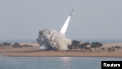지난 4일 북한이 신형 대구경 방사포 시험사격을 진행했다고 북한관영 조선중앙통신이 보도했다. (자료사진)