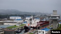 El barco Baroque, con bandera de Malta, cruzó las exclusas de Agua Clara en el segundo día de pruebas del nuevo proyecto de expansión del Canal de Panamá. Junio 10 de 2016.