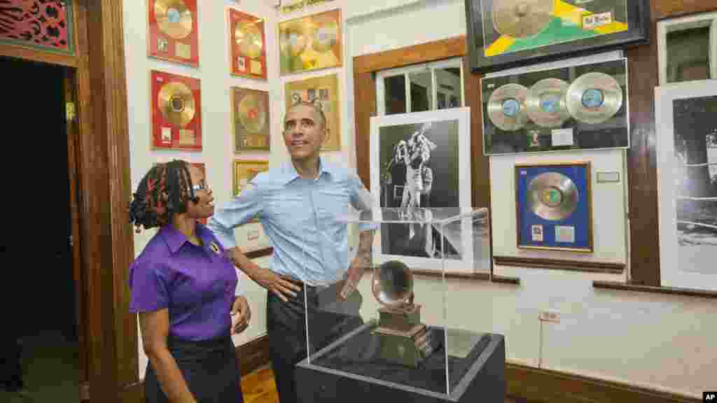 Shugaba Barack Obama ya ziyarci gidan &#39;Bob Marley&#39; a Jamaica, Afrilu 8, 2015.