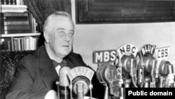 رئيس جمهوری در حال ايراد سخنرانی راديويی در ۱۱ ژانويه ۱۹۴۴
