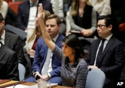 La embajadora de EE.UU. ante la ONU, Nikki Haley, vota en el Consejo de Seguridad a favor de nuevas sanciones a Corea del Norte. Diciembre 22 de 2017.