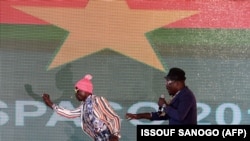 Les acteurs burkinabè Souké et Siriki se produisent au trophée Yennega Stallion du 26ème Festival Panafricain du Film et de la Télévision (FESPACO) lors de la cérémonie de clôture au Palais des Sports de Ouagadougou le 2 mars 2019.