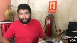 Jesús González, encargado del restaurante Las Palmas de Maracaibo, Venezuela, dice que la venta en dólares de su comida frita es muy frecuente.