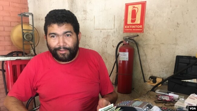 Jesús González, encargado del restaurante Las Palmas de Maracaibo, Venezuela, dice que la venta en dólares de su comida frita es muy frecuente.