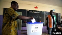 Une homme est dans un bureau de vote à Abidjan, Côte d'Ivoire, le 18 décembre 2016.