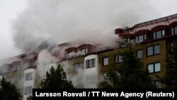Asap mengepul pasca ledakan di sebuah gedung apartemen di Annedal, pusat kota Gothenburg, di Swedia Selasa (28/9). 