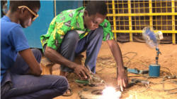 L’inventeur dans son atelier à Ouagadougou, le 21 avril 2020 (VOA/Lamine Traoré)