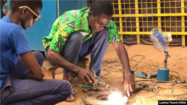 L’inventeur dans son atelier à Ouagadougou, le 21 avril 2020 (VOA/Lamine Traoré)