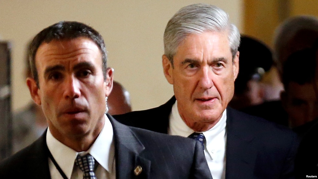 Công tố viên đặc biệt Robert Mueller (phải) sau phiên điều trần tại Thượng viện về việc Nga can thiệp vào cuộc bầu cử TT Mỹ, ngày 21/6/2017.