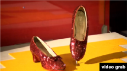 美国历史博物馆为保护《绿野仙踪》红便鞋发起众筹 (视频截图)