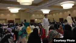 Suasana salat Idul Fitri 2017 bersama komunitas muslim lokal di Virginia (Dok: VOA)