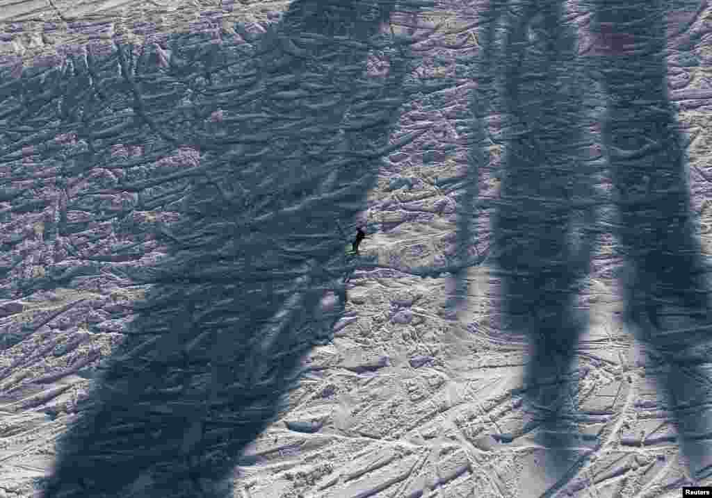 Un esquiador solitario se desliza en una pista de esquí en Gulmarg a 55 km. de Srinagar, India. 