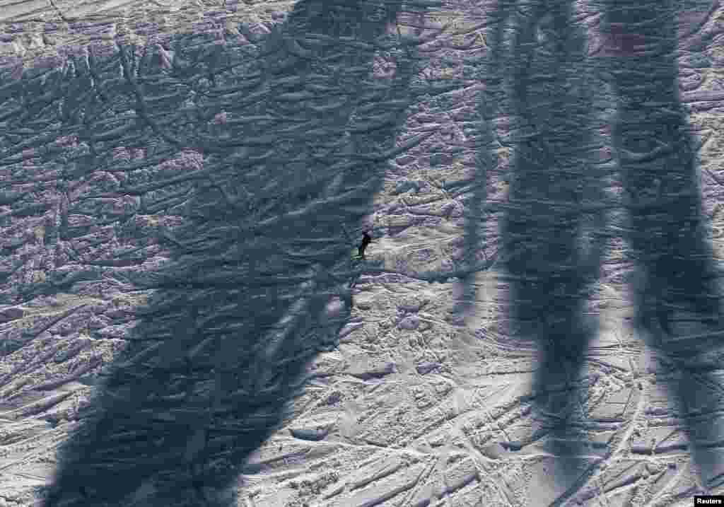 Usamljeni skijaš na skijalištu Gulmarg, udaljenom 55 km Srinagara, Indija.