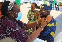 Seorang pria menerima vaksin virus corona AstraZeneca di Abuja, Nigeria, 19 November 2021. (Foto: AP)