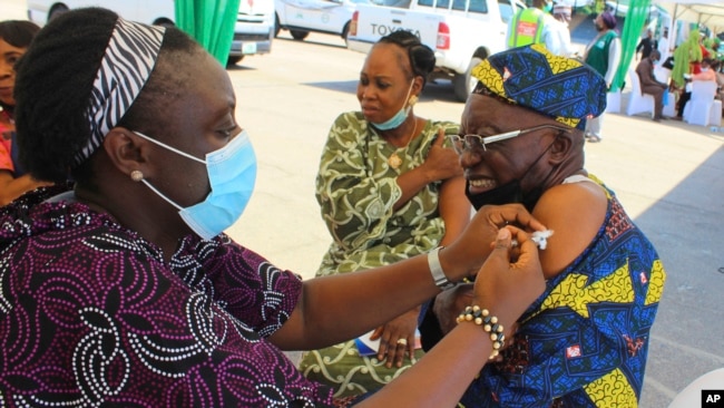 A man receives an AstraZeneca coronavirus vaccine in Abuja, Nigeria, Nov 19, 2021. Nigeria has detected its first case of the omicron coronavirus variant in a sample it collected in October, weeks before South Africa alerted the world about the variant.