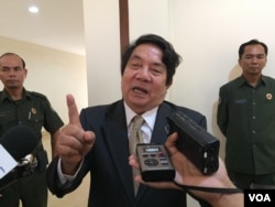 Leng PengLong, Spokesman of Naional Assembly tells journalists after the meeting to pass an amendment to a law that would bar people with a criminal record from leading political parties at the National Assembly at 20 February. (Kann Vicheika/VOA Khmer)