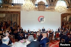 El presidente francés, Emmanuel Macron, pronuncia un discurso antes de un almuerzo en el Palacio del Elíseo, durante las conmemoraciones del Día del Armisticio, 100 años después del final de la Primera Guerra Mundial, en París, Francia, el 11 de noviembre de 2018.