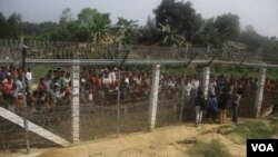 ရခိုင်ပြည်နယ်မြောက်ပိုင်း တောင်ပြိုလက်ဝဲမြို့အနီးက ဘင်္ဂလားဒေ့ရှ်နဲ့ မြန်မာနှစ်နိုင်ငံနယ်စပ်မျဉ်းမှာ ထောင်နဲ့ချီတဲ့ နေရပ်စွန့်ခွာသူ အစ္စလာမ်ဘာသာဝင်တွေ နေထိုင်နေ (သတင်းဓာတ်ပုံ- ကိုမိုးဇော် VOA)