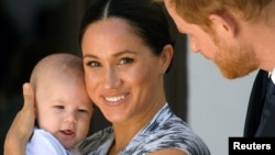 Le prince britannique Harry et son épouse Meghan, duchesse de Sussex, tiennent leur fils Archie à la Desmond & Leah Tutu Legacy Foundation à Cape Town, Afrique du Sud, le 25 septembre 2019.