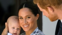 ARHIVA: Britanski princ Hari i njegova supruga Megan, vojvotkinja od Saseksa sa bebom Arčijem, za vreme susreta sa nadbiskupom Dezmondom Tutuom, u Kejptaunu, u Južnoj Africi, 25. septembra 2019.
