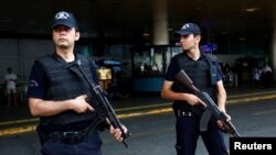 터키 이스탄불 공항 자살 폭탄 테러가 발생한 지 이틀이 지난 30일 무장경찰들이 공항 주변을 지키고 있다.