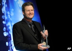 Blake Shelton poses in the press room with the award for Male Vocalist of the Year at the CMA Awards, Nov. 5, 2014, in Nashville, Tennessee.