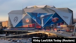 Стадионот во Атланта за Суперболот меѓу Патриотс и Рамс