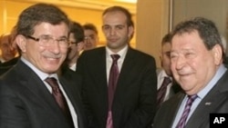 Israel's Industry and Trade Minister Benjamin Ben-Eliezer (r) shakes hands with Turkish Foreign Minister Ahmet Davutoglu before a meeting in Ankara, 23 Nov 2009