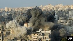 Dim se diže nakon eksplozije koju je izazvao izraelski vazdušni udar na zgradu u Said al-Mišal kulturnom centru u gradu Gaza, 9. avgusta 2018.