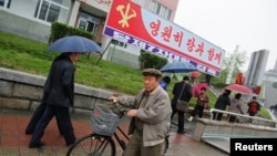 지난 6일 북한 평양 4.25 문화회관 주변에 7차 노동당 대회 개최를 알리는 간판이 걸려있다. (자료사진)
