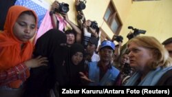 U.S. Assistant Secretary of State for Population, Refugees and Migration Anne Richard, right, visits with Rohingya migrants at a temporary shelter in Kuala Cangkoi, Lhoksukon, Aceh province, Indonesia, June 2, 2015.